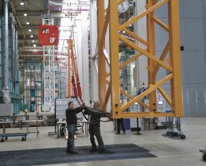 Frisch lackiert: Das Segment eines Turmdrehkrans hat kurz zuvor in der neuen Lackiererei des Liebherr-Werkes in Biberach seine typische Farbe erhalten.   (Foto: Heiko Metzger)