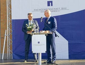 FG-Präsident Müller (r.) beglückwünscht Dipl.-Ing. Thomas Frisch. Sein Unternehmen, Frisch & Faust Tiefbau, ist der beste Ausbildungsbetrieb Berlins seiner Größenklasse.   (Foto: Heiko Metzger)