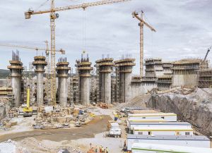 Gigantische Ausmaße: Die fünf Überlaufrinnen, der Zentraldamm und die Krafthaus-Trennmauer des Wasserkraftwerks Muskrat Falls.  (Foto: Doka)