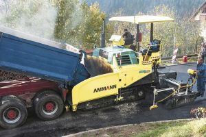 Der LKW bringt neues Material zum Fertiger. Für fachmännische Verarbeitung ist die Temperatur ausschlaggebend.  (Foto: Ammann)