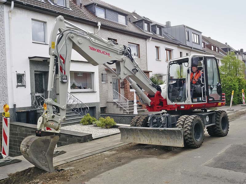 Der Takeuchi TB 295 W ist ein kraftvoller kompakter Mobilbagger mit 9,4 t Einsatzgewicht.
