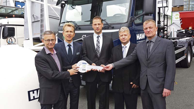 Auf der IAA: Übergabe eines Hüffermann-Recyclingfahrzeuges an den Kunden HAW in Nauen. V.l.n.r.: Hüffermann-Geschäftsführer Klaus Kieler, Uwe Hellmich (Verkaufsleiter der Volvo Group Truck Center Ost GmbH), Sven Himburg (HAW-Leiter Fuhrparkmanagements), Dennis Barandat (HAW-Werkstattleiter) und Helge Strauß (Hüffermann-Vertrieb).