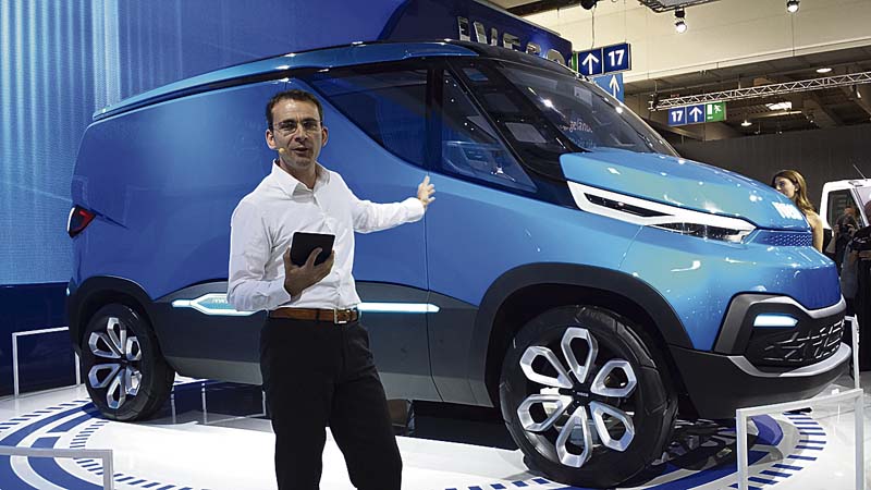 Pierre Lahutte, Iveco Brand President, bei der Vorstellen des Forschungsprojektes „Iveco Vision“, in der Hand mit dem Tablet-Computer, der mit der Bordelektronik kommuniziert.