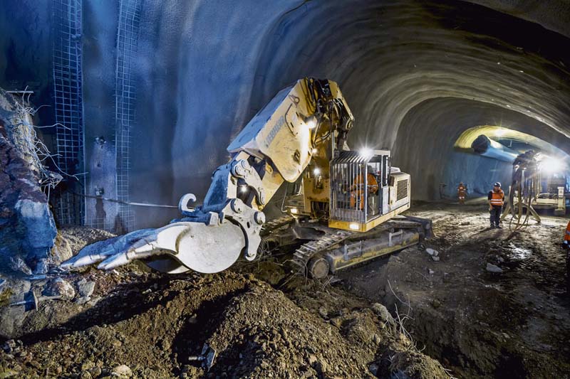 Mit seinem 3,07 m langen Schwenkarm verfügt der R 944 C Tunnel über eine max. Reißkraft von 164 kN und eine max. Losbrechkraft von 191 kN.
