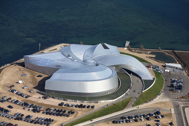 Das „Blue Planet“ bietet Unterwasserwelten rund um den Globus. Seine Wirbelform setzt sich fort in umgebenden Pools, Terrassen und dem Meer. (Foto: Novelis Deutschland GmbH)