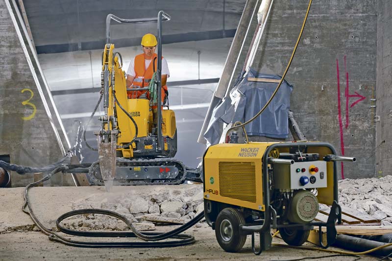 Mit der Option dual power kann an den Minibagger 803 zusätzlich zum Standard-Dieselmotor das externe elektro-hydraulische Antriebsaggregat HPU8 angeschlossen werden. Durch das Aggregat wird der Bagger rein elektrisch und vollkommen emissionsfrei betrieben.  (Foto: Wacker Neuson SE)
