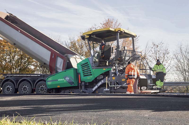 Höchste Prozesssicherheit, weniger Kraftstoffverbrauch, mehr Bedienkomfort – das kennzeichnet die „Strich 3“-Fertigergeneration von Vögele. (Foto: Vögele)
