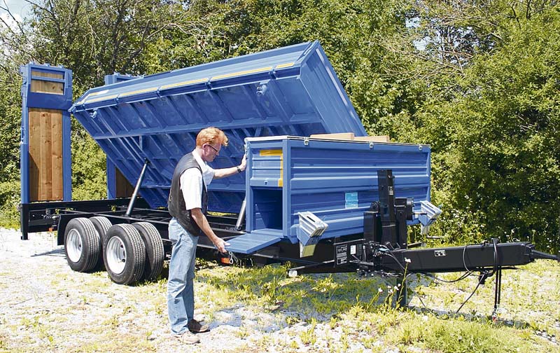 Typ 896-14000: Zweiseitenkipper mit Staukasten, EBS, TEM und Hardox. (Foto: Blomenröhr Fahrzeugbau GmbH)