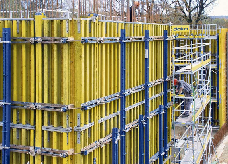 Die Grundelemente der Trägerschalung FF20 mit 2,75 Meter Höhe lassen sich ganz einfach über die integrierten Aufstockschienen zweifach für die Betonierhöhe von 8 Meter aufstocken. (Foto: Deutsche Doka Schalungstechnik GmbH)