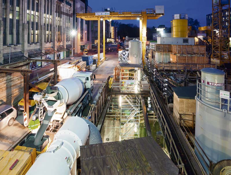 Liquidur wird in eine der beiden Betonpumpen eingebracht. Die Arbeit beginnt bereits in den frühen Morgenstunden. (Foto: Dyckerhoff GmbH)