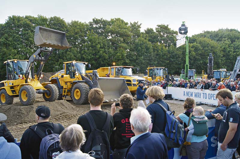 Neben der moderierten Demo-Show hatten die Messebesucher die Gelegenheit, Baumaschinenerfahrung zu sammeln – im Baumaschinen-Simulator mit „Echtheitsgarantie“.  (Foto. DBU/Dietmar Puttins)