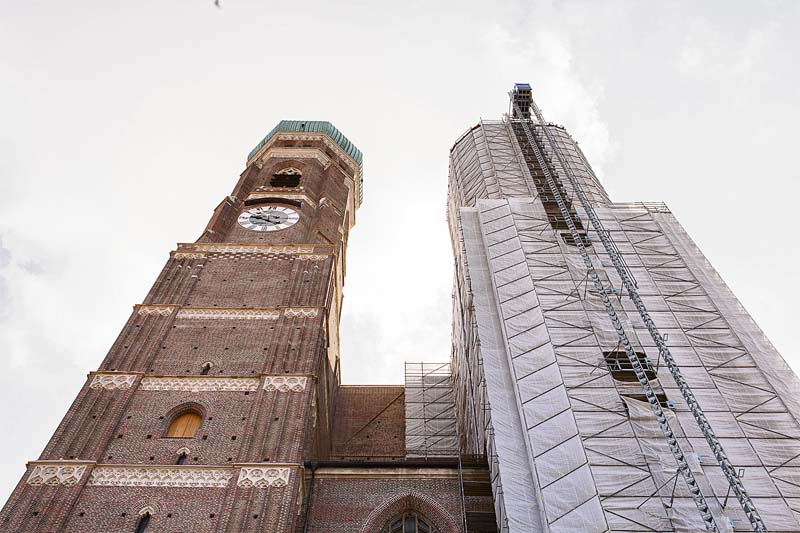Ein GEDA-Multilift P18 im Einsatz am Südturm der Frauenkirche in München. (Foto: GEDA-Dechentreiter GmbH & Co. KG)