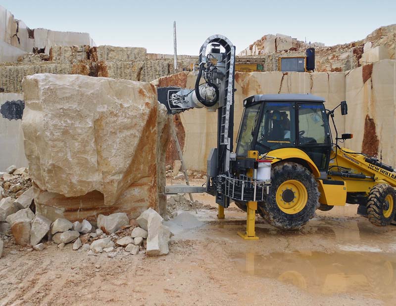 Wie alle Baggerlader der neuen C-Serie von New Holland erfüllt der Motor des B100C die Abgasnorm EU Stufe IIIB (Tier IV Interim). (Foto: New Holland Construction)