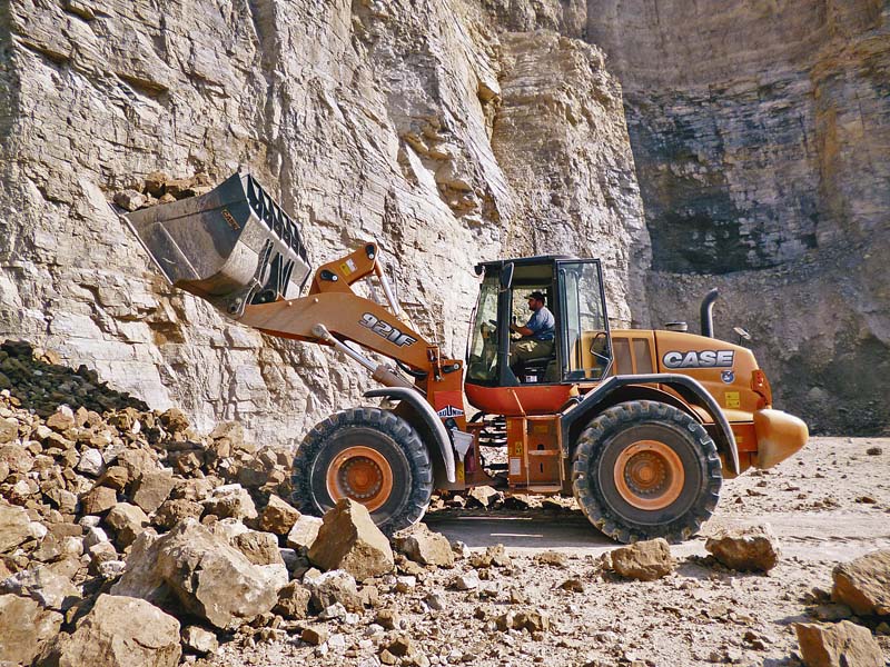 Der Case-Radlader 921F wurde nicht nur im Gewinnungsbetrieb als Ladegerät eingesetzt. (Foto: Case Construction Equipment)