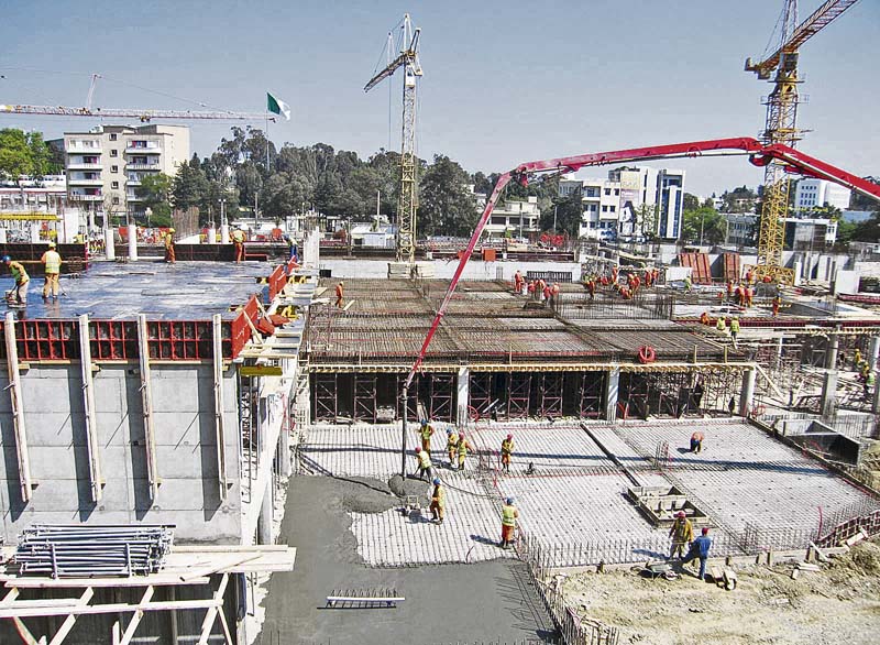 Zum Bau des Campus der Medizinischen Fakultät in Algier setzte das ausführende Bauunternehmen auf die Raster-Universalschalung. (Foto: Paschal)