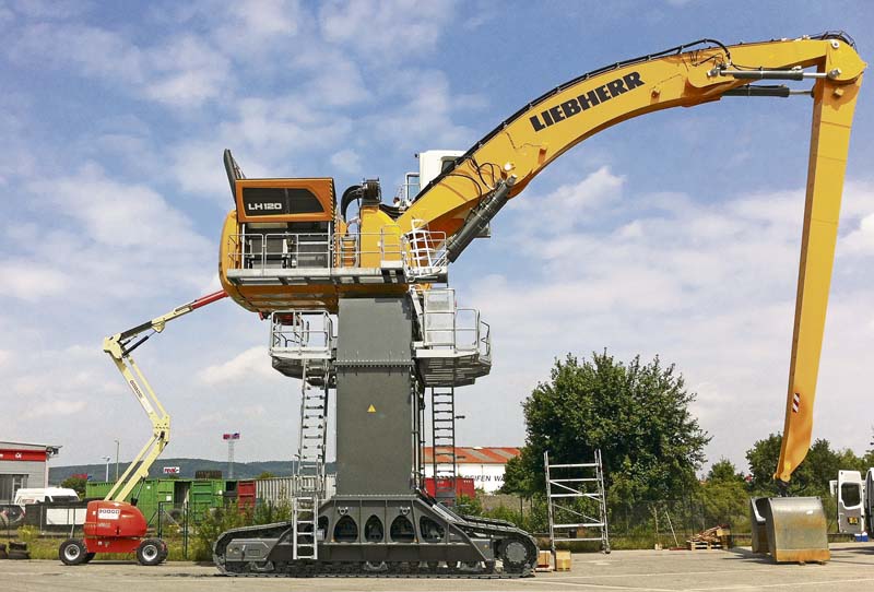 Neben dem riesigen Bagger wirkte die JLG 450 AJ wie ein Spielzeug. (Foto: Theisen Baumaschinen AG)