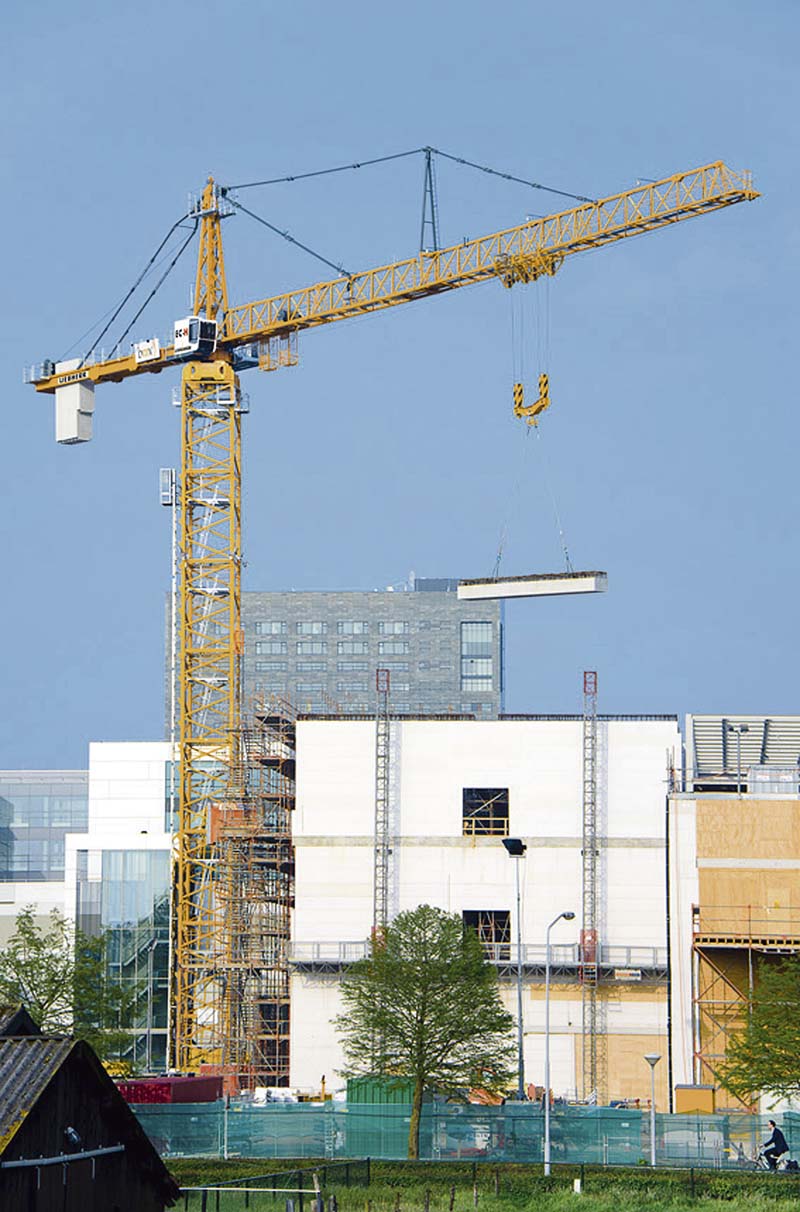 Liebherr-Turmdrehkran 1000 EC-H 40 im Einsatz in den Niederlanden. (Foto: Liebherr)