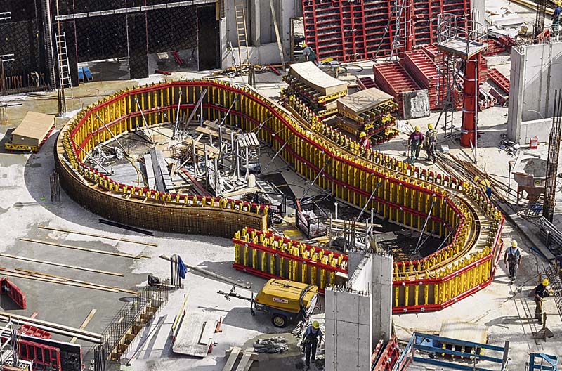 Einsatzfertig angelieferte 3D-Schalungskörper waren wichtiger Bestandteil des Peri-Schalungskonzepts, um die anspruchsvolle Gebäudegeometrie mit dreidimensional verwundenen Brüstungen in der geforderten Betonqualität herstellen zu können. (Foto: Peri GmbH)
