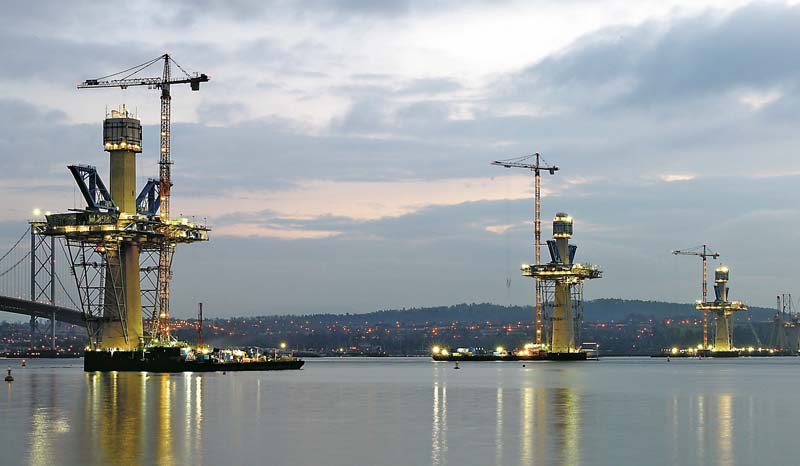Beim Bau der 2,7 Kilometer langen Brücke Forth Crossing sind drei Liebherr-Obendreherkrane 630 EC-H 40 Litronic im Einsatz. (Foto: Liebherr Great-Britain Ltd.)
