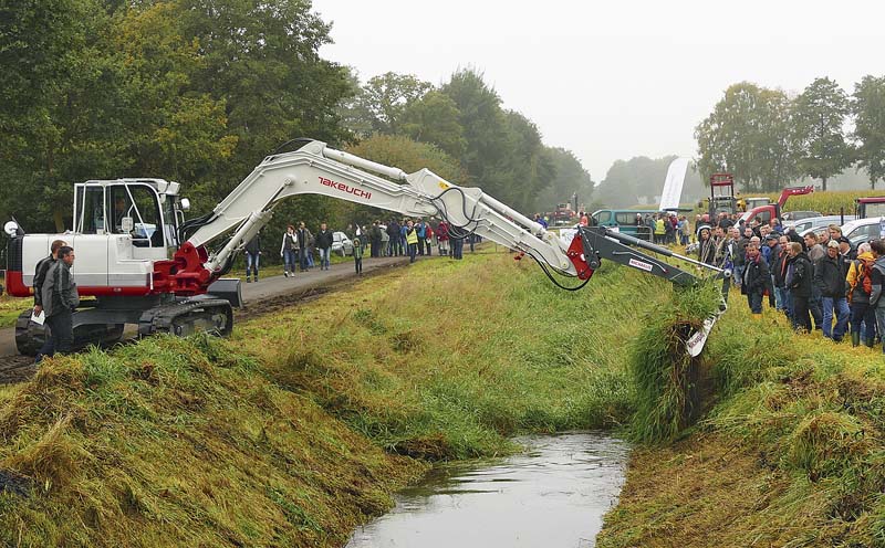 Die Leistungsstärke und Präzision des Takeuchi-Kompaktbaggers TB 1140 Serie 2 beeindruckte viele Besucher bei der Maschinenvorführung der Landwirtschaftskammer Niedersachsen.   (Foto: Wilhelm Schäfer GmbH)