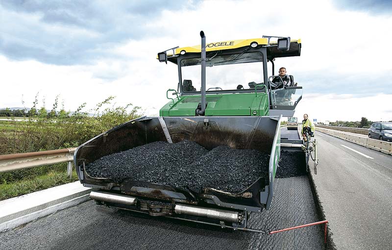 Der Vögele Super 2100-3i ist ein Arbeitspferd mit enormer Einbaukapazität. (Foto: Joseph Vögele AG)