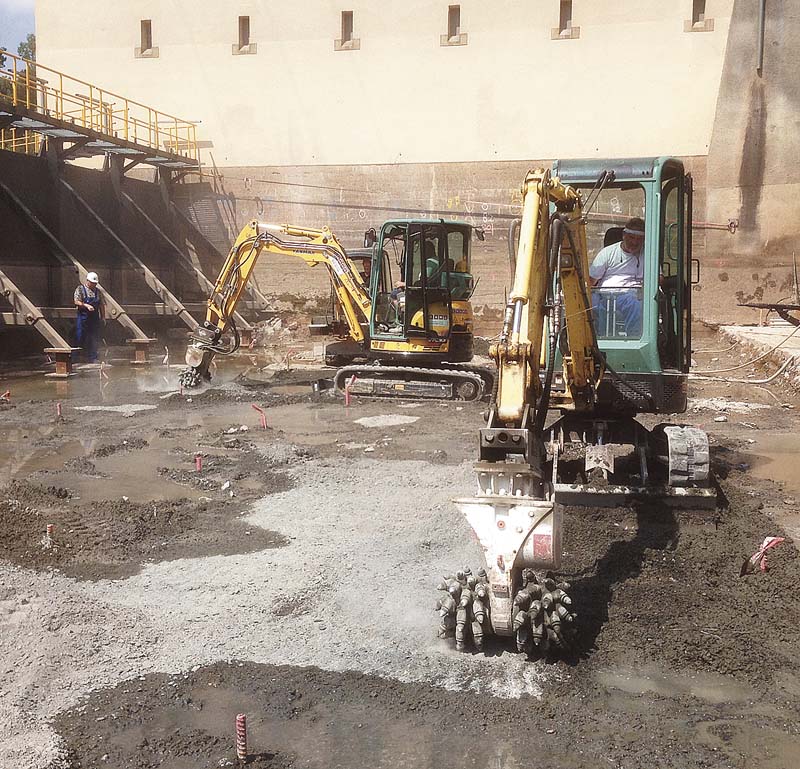 Die beiden mit Spezial-Betonfräse ausgerüsteten Yanmars von Cramo leisteten bei der Schleusen-Sanierung wertvolle Dienste. (Foto: Cramo AG)