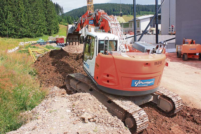 Der Liebherr-Raupenbagger R 926 Compact im Einsatz unter beengten Platzverhältnissen. (Foto: Liebherr-France SAS)