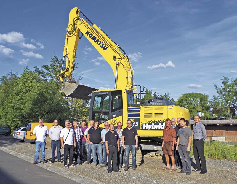 Der Bauunternehmer-Innovationsausschuss Markgraf vor dem Komatsu Hybrid HB215LC-2.   (Foto: Schlüter Baumaschinen GmbH)