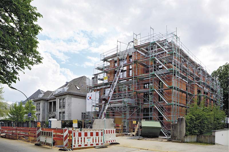 Bei dem fünfgeschossigen Mehrfamilienhaus in der lärmsensiblen Frankfurter Zeppelinallee bietet Mauerwerk aus „Unipor WS10 Coriso“-Ziegeln optimalen Schallschutz.  (Foto: Unipor)