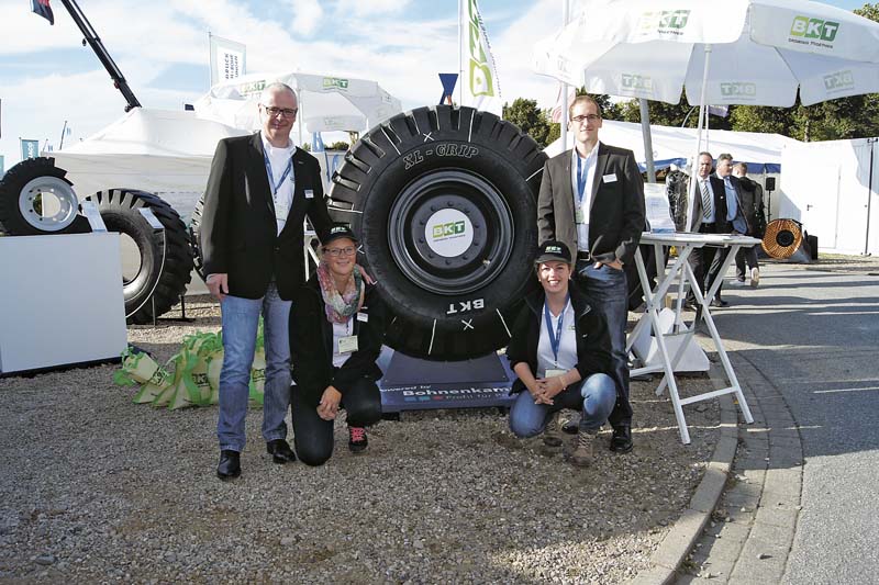 Am Messestand von Bohnenkamp auf der NordBau: Hans Köhler (l.), Key Accout Manager EM & Industrie Nord, und Verkaufsberater Christian Pieper (r.) begrüßten die Besucher gemeinsam mit den Glücksfeen Neele (Konlitz (vorn l.) und Rea Sawatzki (vorn r.) mit einem Glücksradspiel. (Foto: Dietmar Puttins)
