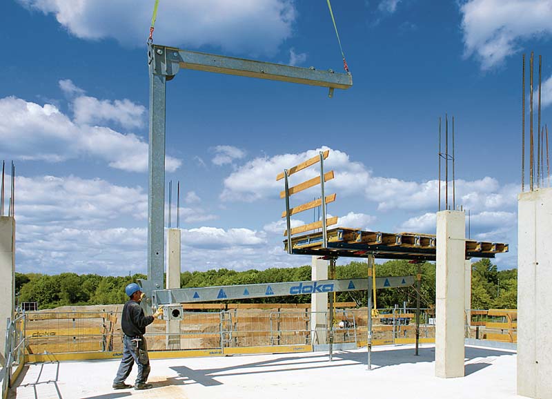 Mit nur einem Hub lassen sich die bis zu 12,50 Quadratmeter großen Tische mit der Doka-Umsetzgabel sicher und schnell in die nächste Etage heben. (Foto: Deutsche Doka)