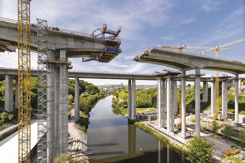 Die neue Lahntalbrücke wird im Freivorbau direkt neben der bestehenden Autobahnbrücke errichtet. (Foto: Dyckerhoff GmbH)