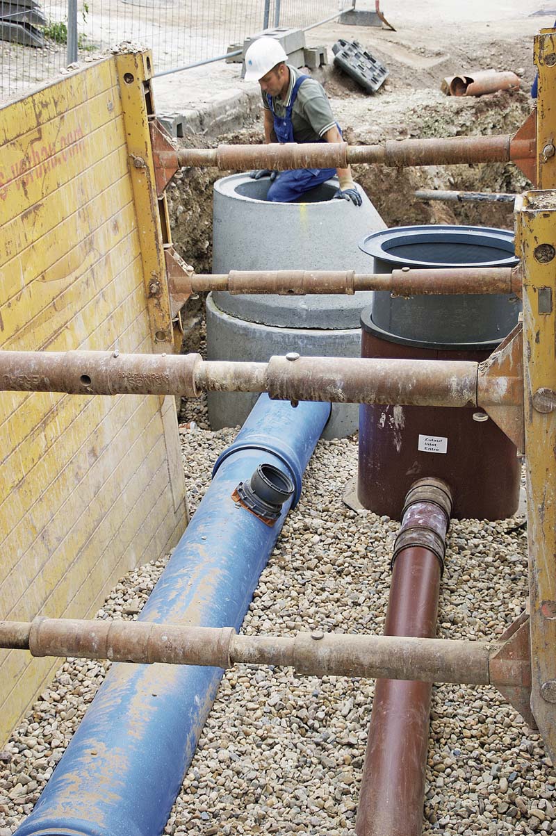 Neben blauen und braunen HS-Kanalrohren und Formteilen wurden unter anderem Connex-Anschlüsse und 800er HS-Schächte eingebaut.  (Foto: Funke Kunststoffe GmbH)