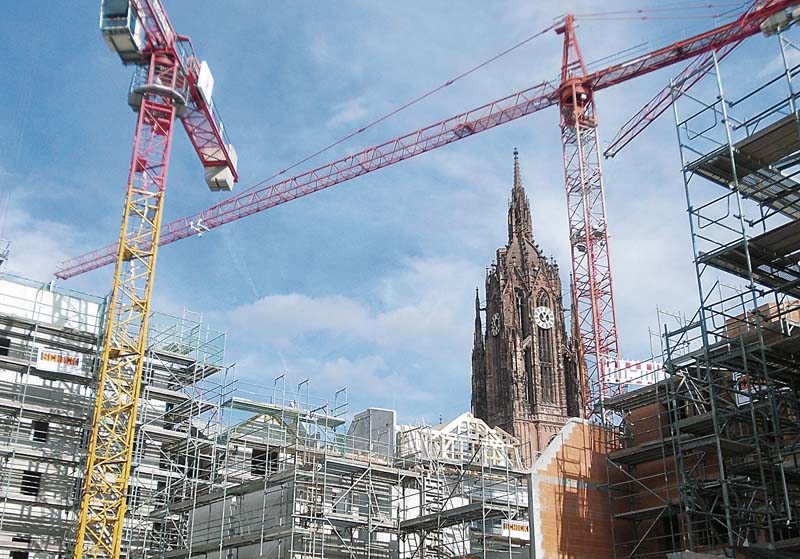 Ansicht der ersten Rohbauten mit dem Dom im Hintergrund. (Foto: Anton Schlick GmbH & Co. KG)