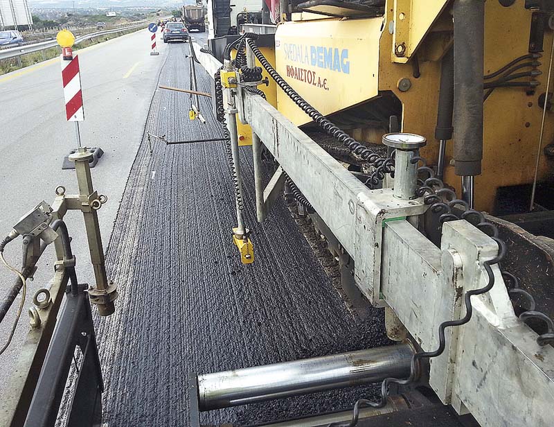 Auch der Asphalteinbau wurde mit dem Big Sonic-Ski präzise erledigt. (Foto: Moba Mobile Automation AG)