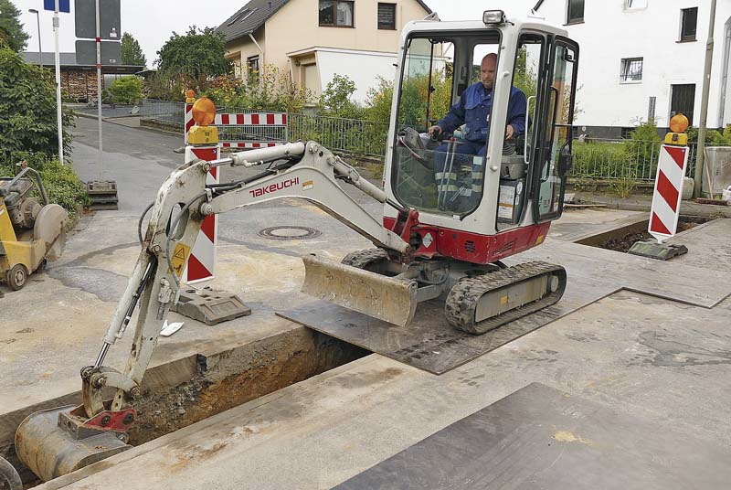 Der 1,7-Tonnen-Takeuchi-Kompaktbagger ist schmal und sehr beweglich. Aber auch robust genug, um fordernde Bauaufgaben zu lösen. (Foto: Wilhelm Schäfer GmbH)