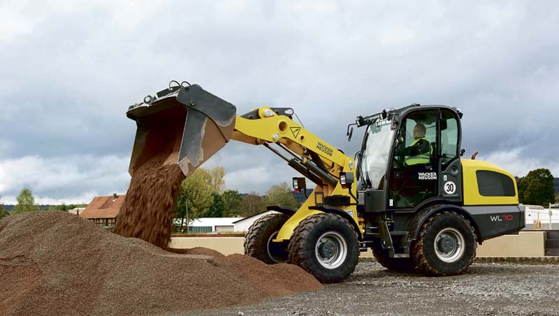 Die Radlader WL60 und WL70 (hier im Bild) bieten ein Schaufelvolumen von 0,95 und 1,1 Kubikmetern. Die Maschinen bewältigen dank der robusten und leistungsstarken Ladeschwingen-Konstruktion auch schwere Einsätze.  (Foto: Wacker Neuson SE)