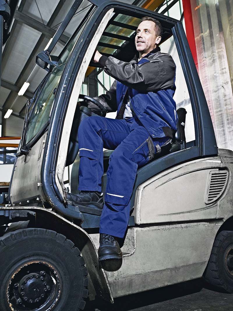 Guter Sitz, funktionale Details – dazu ein moderner Schnitt. Das macht die Bundhose in Handwerk und Industrie auch in 2015 zum Favoriten. Im DBL-Mietservice gibt es sie in verschiedenen Varianten. (Foto: DBL- Deutsche Berufskleider-Leasing GmbH)