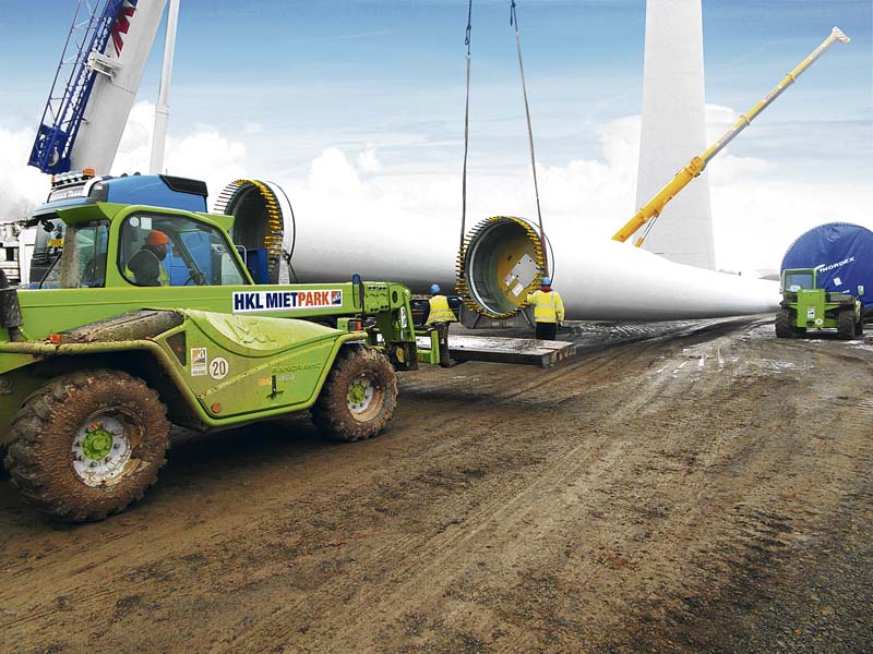 Teleskopmaschinen aus dem HKL-Mietpark transportieren Holzbohlen zur Stabilisierung des Raupenkrans. (Foto: HKL Baumaschinen)