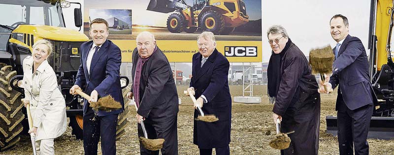 Großer Bahnhof in Frechen: (v.l.n.r) Susanne Stupp, Grame MacDonald, Hans-Willi Meier, Lord Bamford, Michael Kreuzberg und Frank Zander. (Foto: JCB Deutschland)