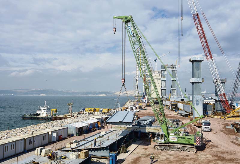 Nahe Izmit (Türkei) entsteht eine moderne sechsspurige Hängebrücke über das Marmarameer. (Foto: Sennebogen Maschinenfabrik GmbH)