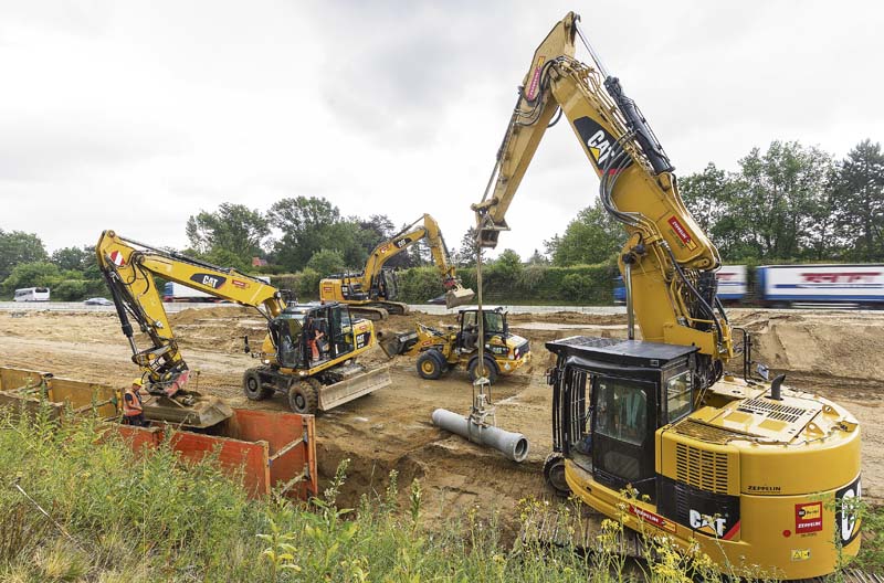 Arbeiten im Akkord für die Fertigstellung: An der Autobahn A1 zwischen der Anschlussstelle Lübeck-Zentrum und dem Autobahnkreuz Lübeck werden große Teile der Erdbewegung mit Baumaschinen aus dem Mietpark von Zeppelin Rental ausgeführt.  (Foto: Zeppelin Rental)