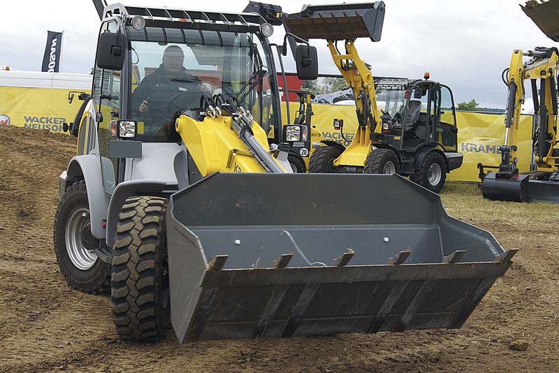 Live auf der demopark: Der Kramer-Radlader 8085. Schaufelvolumen: 0,7 - 0,95 m³. (Foto: Dietmar Puttins)