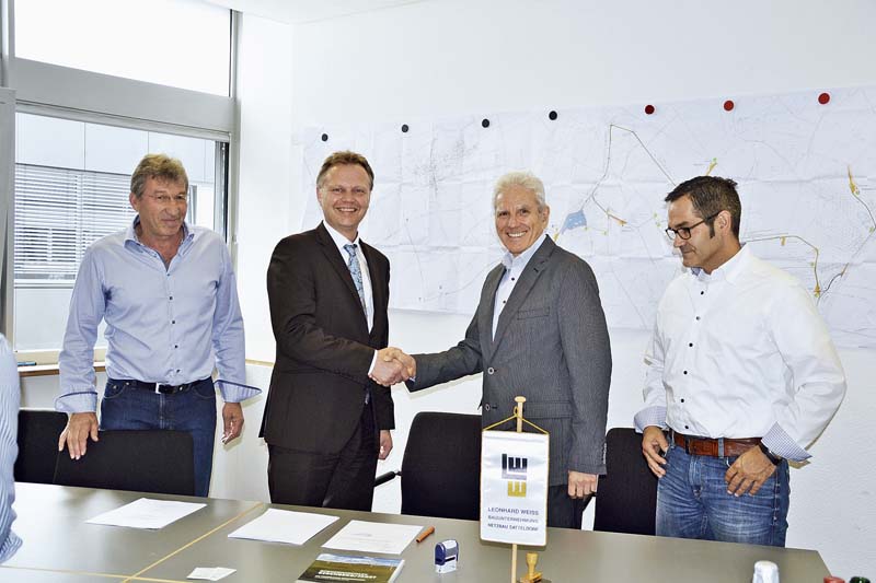 Im Bild v. l. n.r.: Lothar Mezger (Projektleiter Leonhard Weiss), Dietmar Luck (Bereichsleiter Netzbau, Leonhard Weiss), Siegfried Thurau (Windpark Kirchberg) und Jürgen Westram (Gesellschafter/Technischer Leiter ingenia-projects). (Foto: Leonhard Weiss)