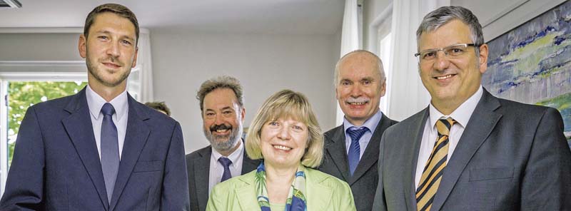 Nach Vertragsunterzeichnung: Timo Feuerbach (Geschäftsführer der FVB), Dr. Undine Krätzig (Amtliche Kanzlerin der TU Dresden), Prof. Jürgen Weber (Direktor Institut Fluidtechnik der TU Dresden), Prof. Ralf Stelzer (Dekan der Fakultät Maschinenwesen der TU Dresden), Joachim Schmid (Geschäftsführer VDMA Bau- und Baustoffmaschinen). (Foto: TU Dresden)