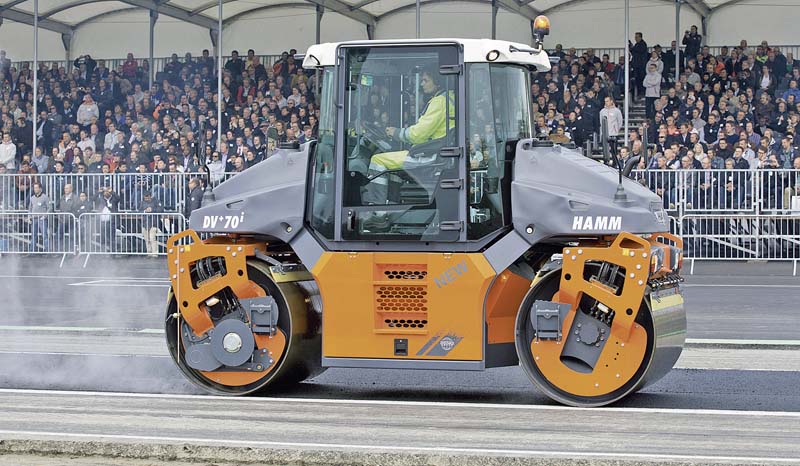 Die DV+ von Hamm, eine schemelgelenkte Tandemwalze, verdichtet Asphaltdecken ausgesprochen hochwertig. (Foto: Hamm AG)