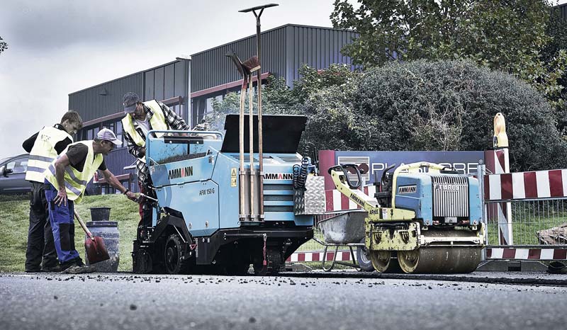 Das Mischgut kommt vom LKW und ein kompakter Lader befüllt den Fertiger. (Foto: Ammann)