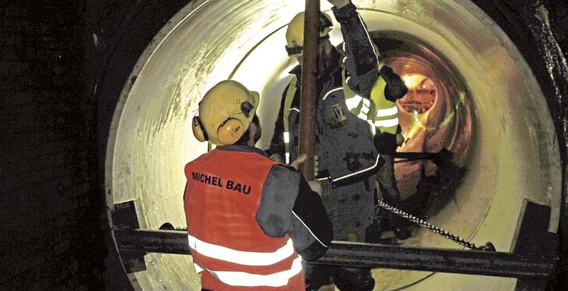 Die geringe Breite des Verbindungssiels erforderte millimetergenaues Arbeiten beim Einbau der Rohre. (Foto: Amiantit Germany GmbH)