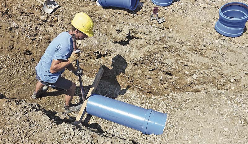 Einfache Verarbeitung: Die Rohre werden im Graben händisch zusammengefügt.  (Foto: Funke Kunststoffe GmbH)