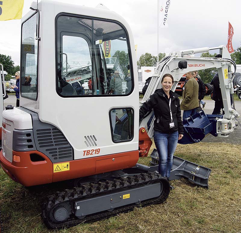 Andrea Beismann, zuständig für Marketing und Öffentlichkeitsarbeit in der Wilhem Schäfer GmbH am neuen Takeuchi-Kompaktbagger TB 219.  (Foto: Dietmar Puttins)